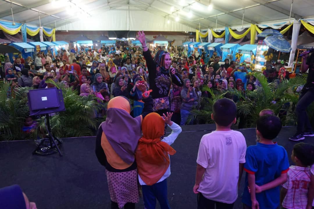 AbOpenang's tweet photo. Penangan #PenangFAMAFest2019 
DSV 2 kali dtg...
Anda bila lagi
Esok last day..
Mai jgn tak mai
@mustahapa 
@FAMA_Malaysia https://t.co/7hEVzq2HzM