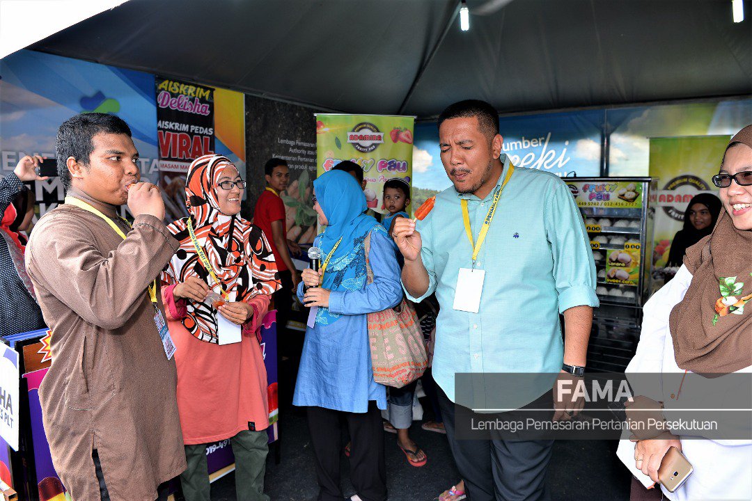 AbOpenang's tweet photo. Yb Dr Afif @#penangFamafest 2019
Butik signature product
Day 2
@mustahapa 
@FAMA_Malaysia https://t.co/p5HnN5HmQY