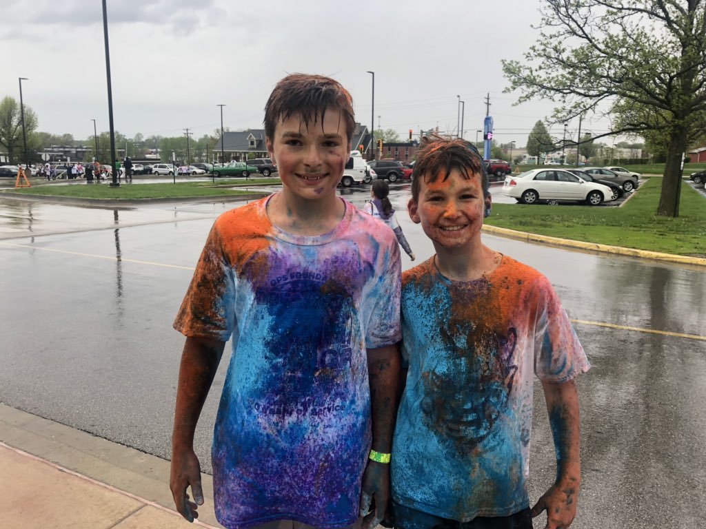 RoyWebbQPS's tweet photo. Runners having fun on a rainy Color Run! https://t.co/hUW2i12Loz