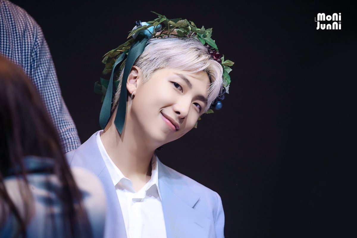 adrianaquiones2's tweet photo. Todo el mundo necesita de este hombre 
#BBMAsTopSocial BTS @BTS_twt https://t.co/M439mUULBF
