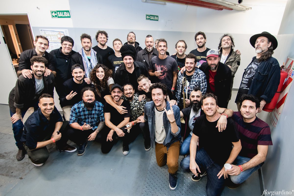 andandodescalzo's tweet photo. Lo que ven en el escenario es solo una parte de todxs lxs que trabajamos para que la noche de ayer haya sido un sueño hecho realidad | GRACIAS GRACIAS Y MAS GRACIAS #AndandoenelOpera

+ fotos en Facebook y en Instagram @andandodescalzo https://t.co/hQIMneKkVK