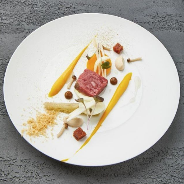 In the rest of the world it is Saturday. But in Holland it is Code Orange. 🍊We took a look at how Michelin restaurants prepared their art in case the King would suddenly walk in...👑
#restaurantvoltaire #theduchess #restaurantmerlet #thewhiteroomamsterdam
