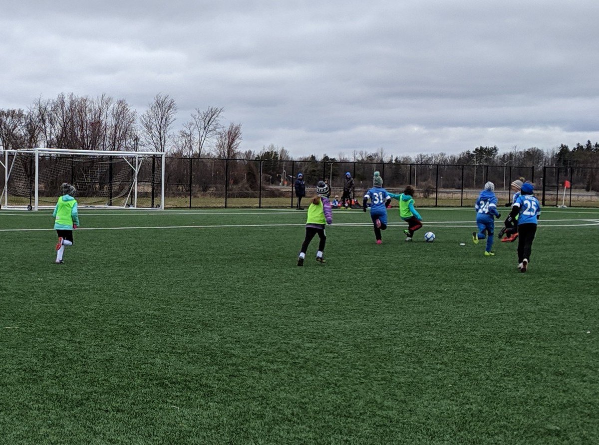 VSVics's tweet photo. First outdoor game with the @WestOttawaSC U9 Girls! A little chilly but a fun game against our visitors from Montreal ❄️⚽❄️⚽ https://t.co/a0M7PC4yUT