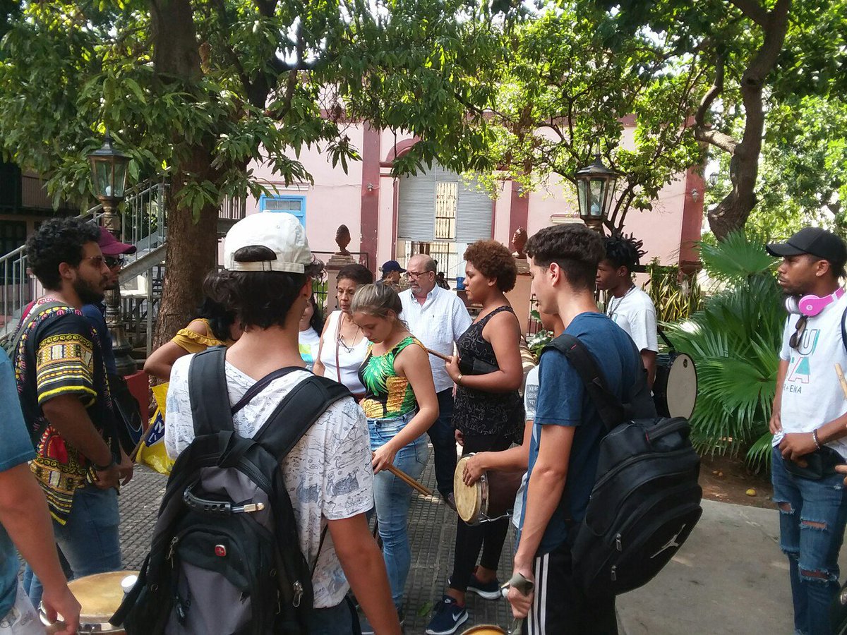 En la #13Bienal hoy las Escuelas Nacionales de Arte en la preparación de su participación en pasacalles desde Calle G hasta Paseo. #CUBA