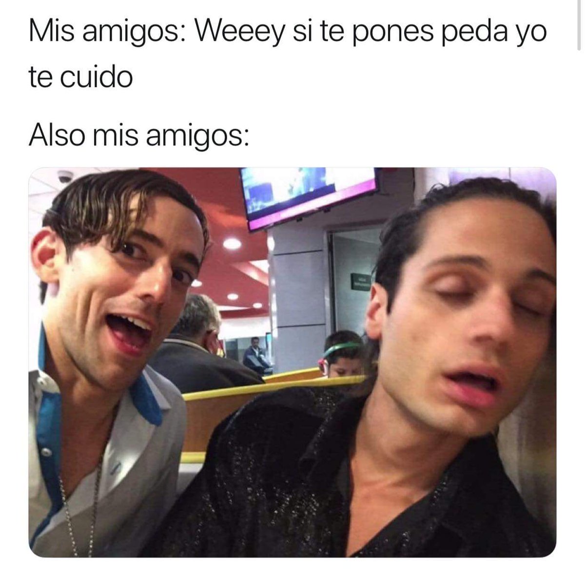 perlalucer54's tweet photo. Yo soy el de la izquierda <<< jajajajajaj 🤭 https://t.co/DLBDuAaG9d