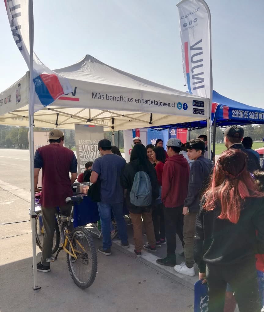 injuvrm's tweet photo. 📣Hoy nuestra Directora Regional @MariaCekalovic acompaña a @seremieducrm @_Barbara_Soto en #ContigoFest 1er Festival de #ConvivenciaEscolar que se está realizando en este momento en Parque O'Higgins. Participa y digamos todos juntos #NoMasBullying ✋🏻
#ChileLoCuidamosTodos 🇨🇱 https://t.co/ZjJapTrjqo