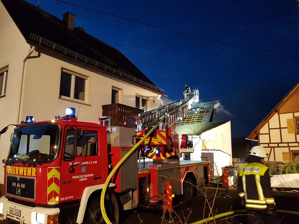 Die Feuerwehr Limburg ist mit Drehleiter DLK 23/12 und TLF 25/50 bei einem Wohnhausbrand in Nomborn (Westerwaldkreis) im Einsatz.