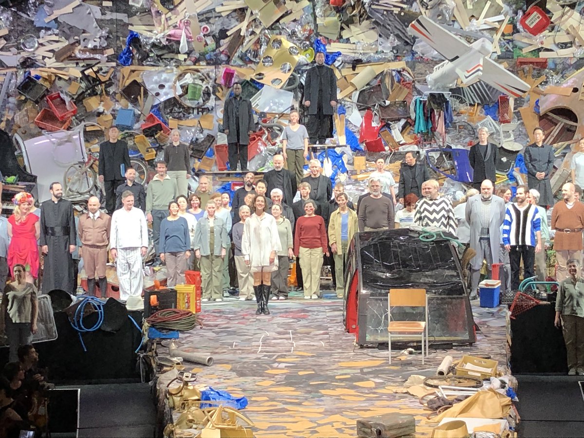 vtguillemin's tweet photo. La mise en scène du Jeanne d’Arc de #Braunfels par #Gürbaca trouve vite ses limites placée dans une décharge, mais le cast, dont la Jeanne de Juliane Banse, et la direction de #Soltesz créent un excellent spectacle pour cette reprise à l’@operkoeln https://t.co/3GLDVbPFRO