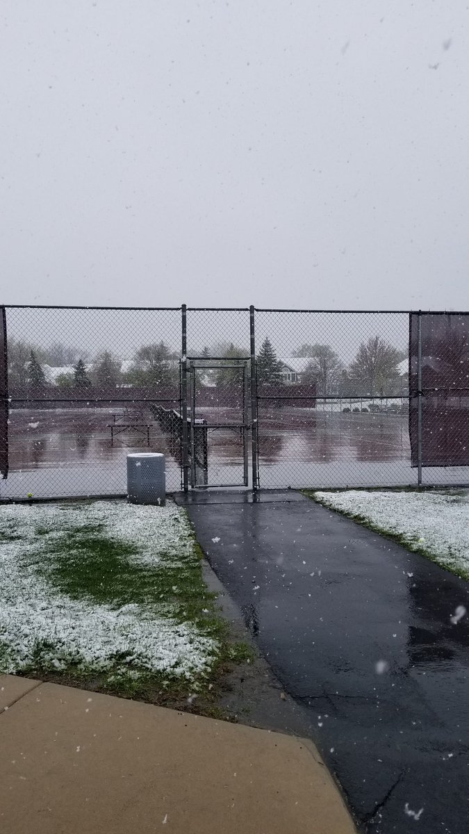 IllinoisBombers's tweet photo. No soccer,  lacrosse,  baseball/softball or tennis today.  But 72° and clear in the gym!  #springhoops 💣🏀 https://t.co/bmZQlszzVM