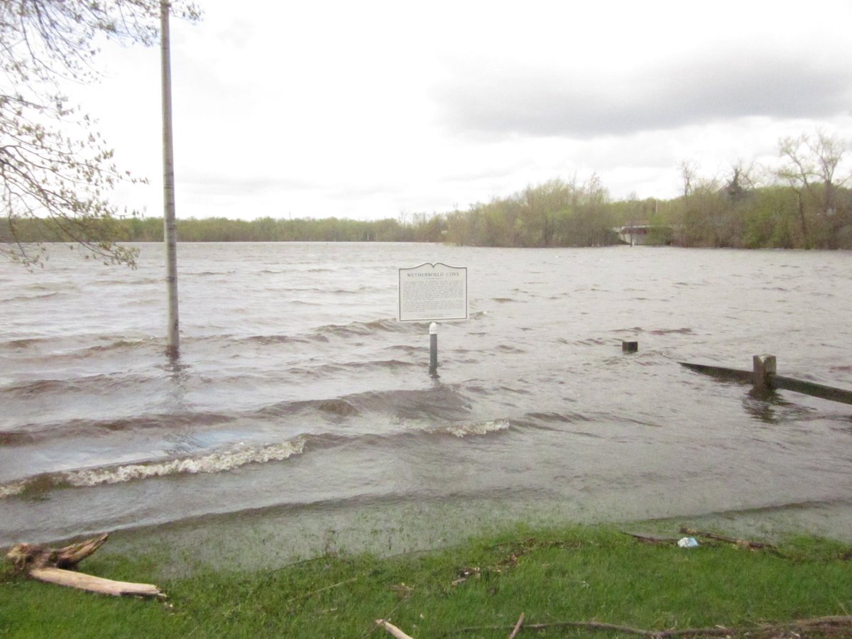 uowclassics's tweet photo. Surf's up on the #Connecticut River at the Cove in Wethersfield -- I for one am not going to argue with that Stop sign. #Cowabunga #rainyspring #saturday https://t.co/uBKyrAB5y3