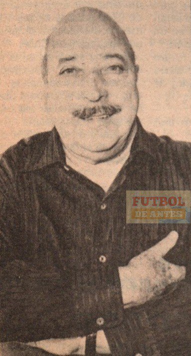 futboldeantescl's tweet photo. Principales programas deportivos radiales en 1987:
Deporte Total en Minería con Julio Martínez, Carlos Alberto Bravo y Edgardo Marín.
Más Deporte en Nacional con Milton Millas y Héctor Vega Onesime.
Estadio en Portales con Pedro Carcuro, Vladimiro Mimica y Néstor Isella. https://t.co/qaVQAZPrE9