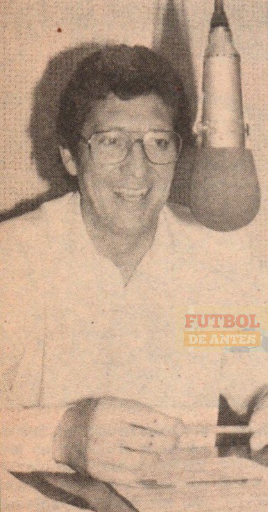 futboldeantescl's tweet photo. Principales programas deportivos radiales en 1987:
Deporte Total en Minería con Julio Martínez, Carlos Alberto Bravo y Edgardo Marín.
Más Deporte en Nacional con Milton Millas y Héctor Vega Onesime.
Estadio en Portales con Pedro Carcuro, Vladimiro Mimica y Néstor Isella. https://t.co/qaVQAZPrE9