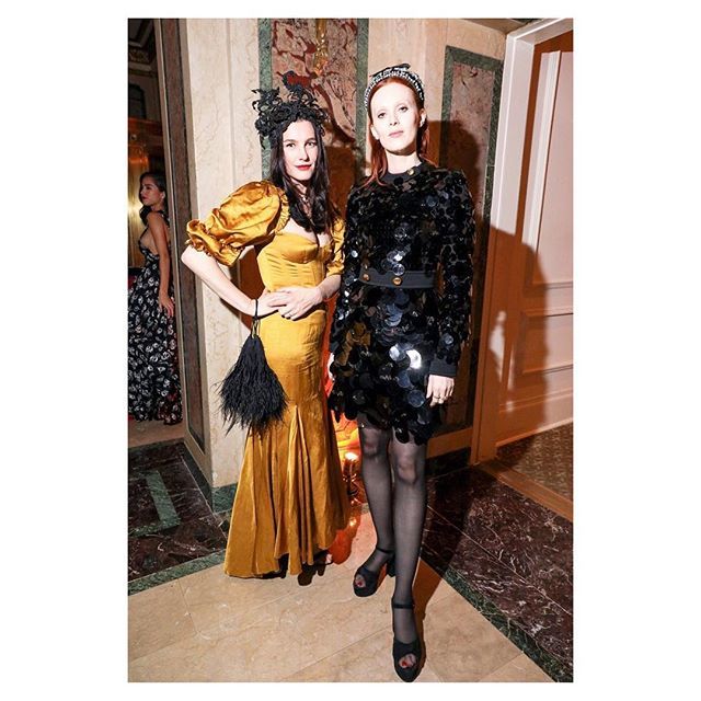 Masquerading at Save Venice last night, with @tabithasimmons who’s my favorite partner in crime.
Thank you @prada for the dazzling outfit!  @saveveniceinc #saveveniceball #savevenice #artistaemusa @modaoperandi @oscardelarenta @bulgariofficial @bronsonva… bit.ly/2vr0NjL