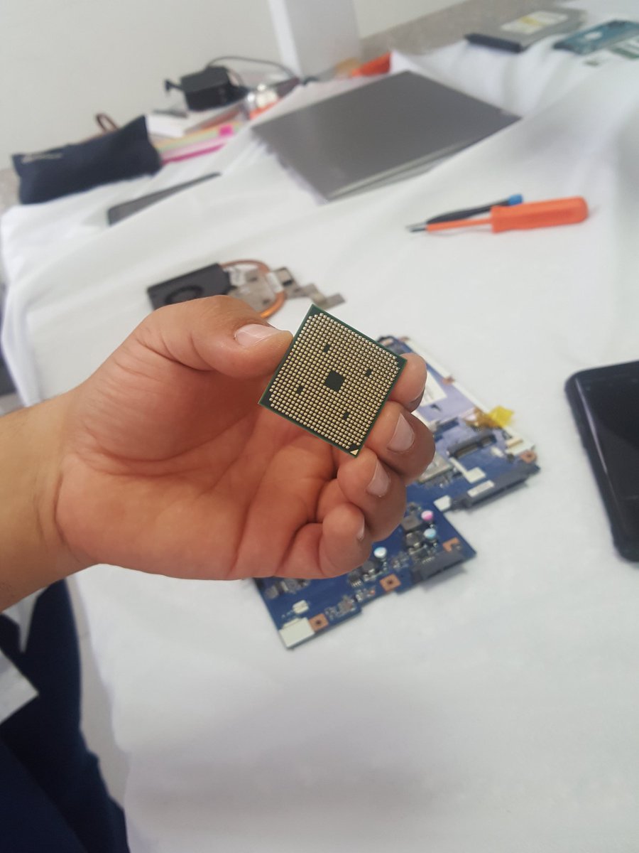 johnfmontes's tweet photo. En sesión 2 laboratorio #EnsamblePC2019 - Sistemas Operativos y un poco de portátiles. @RedEUNAD_ @Alex_AparicioR @canalunad @ClaudioCamiloG1 @JaimeLeal_ @UniversidadUNAD #VidaUniversitaria 🇨🇴👍👌 https://t.co/X3kCbtL6pk
