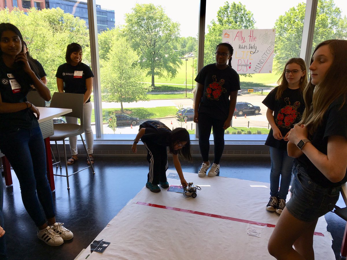 UMDscience's tweet photo. Student volunteers w/ @MCWIC_UMD demonstrate Ally the Robot at the @iribecenter #BeTheFutureUMD https://t.co/jcR3Uixt6E