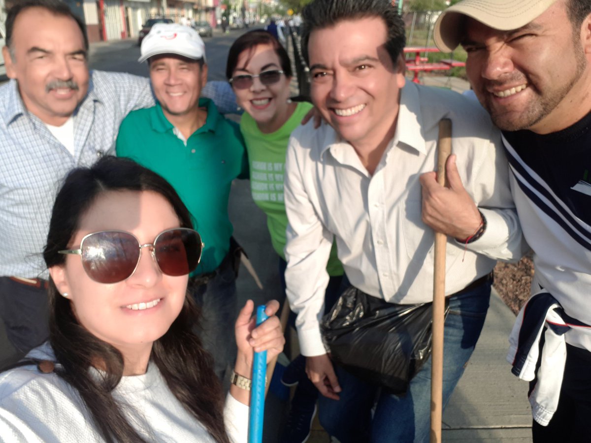 clavcolin's tweet photo. Con escoba  y recogedor en mano iniciamos este sábado la jornada de limpieza convocada por el Srio. de Educación Mtro. Alberto Frutis. Se acerca la temporada de lluvias🌨, barrer y recoger basura evita inundaciones a causa de obstrucción en las coladeras #Michoacanseescucha https://t.co/askpPlmOEB