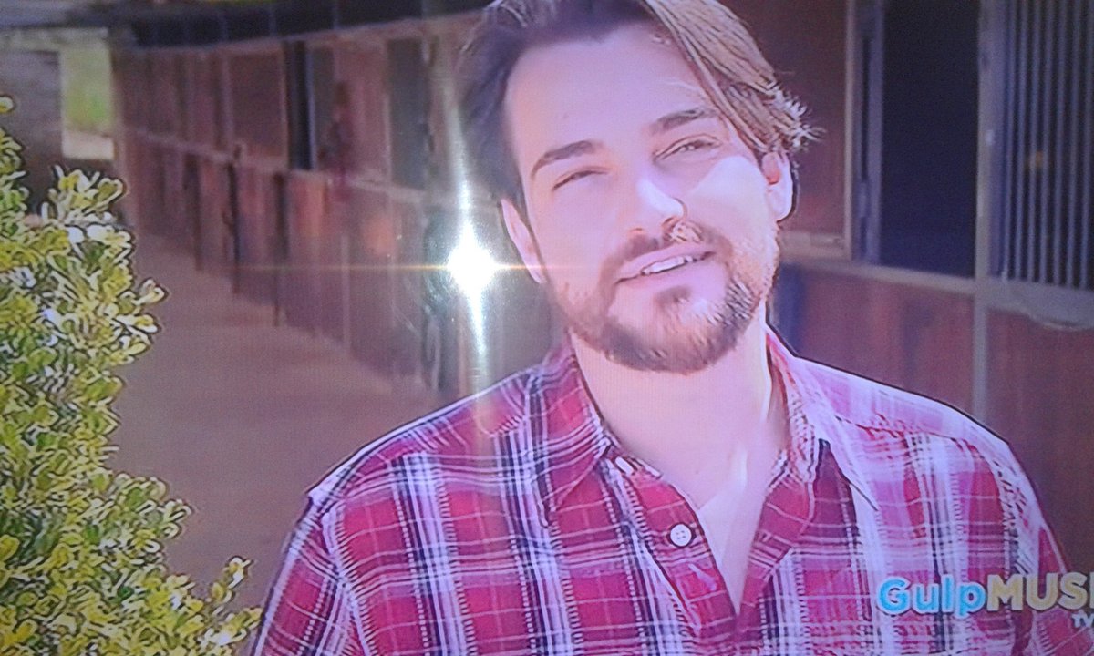 EmyScanu's tweet photo. Già  @Valerio_Scanu  tu ascolti tutta la musica specialmente quella del passato @RaiGulp  Grazie #Affrontiamoci  #Begulp  #GulpMusic  🎼🎶🎵 https://t.co/ObLsaTIGaS