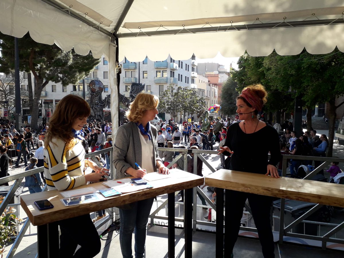 lhdigitalh's tweet photo. Ja tenim finalista per a la competició nacional d’Slam Poetry. El representant  de L’H serà Salva Soler. Cristina Gargo d’@slhampoetry ens ho explica en directe al plató dels mitjans de comunicació a la pl. de l’Ajuntament. #PrimaveraLH https://t.co/DHArCKAfa7 https://t.co/xi0B80QPnj