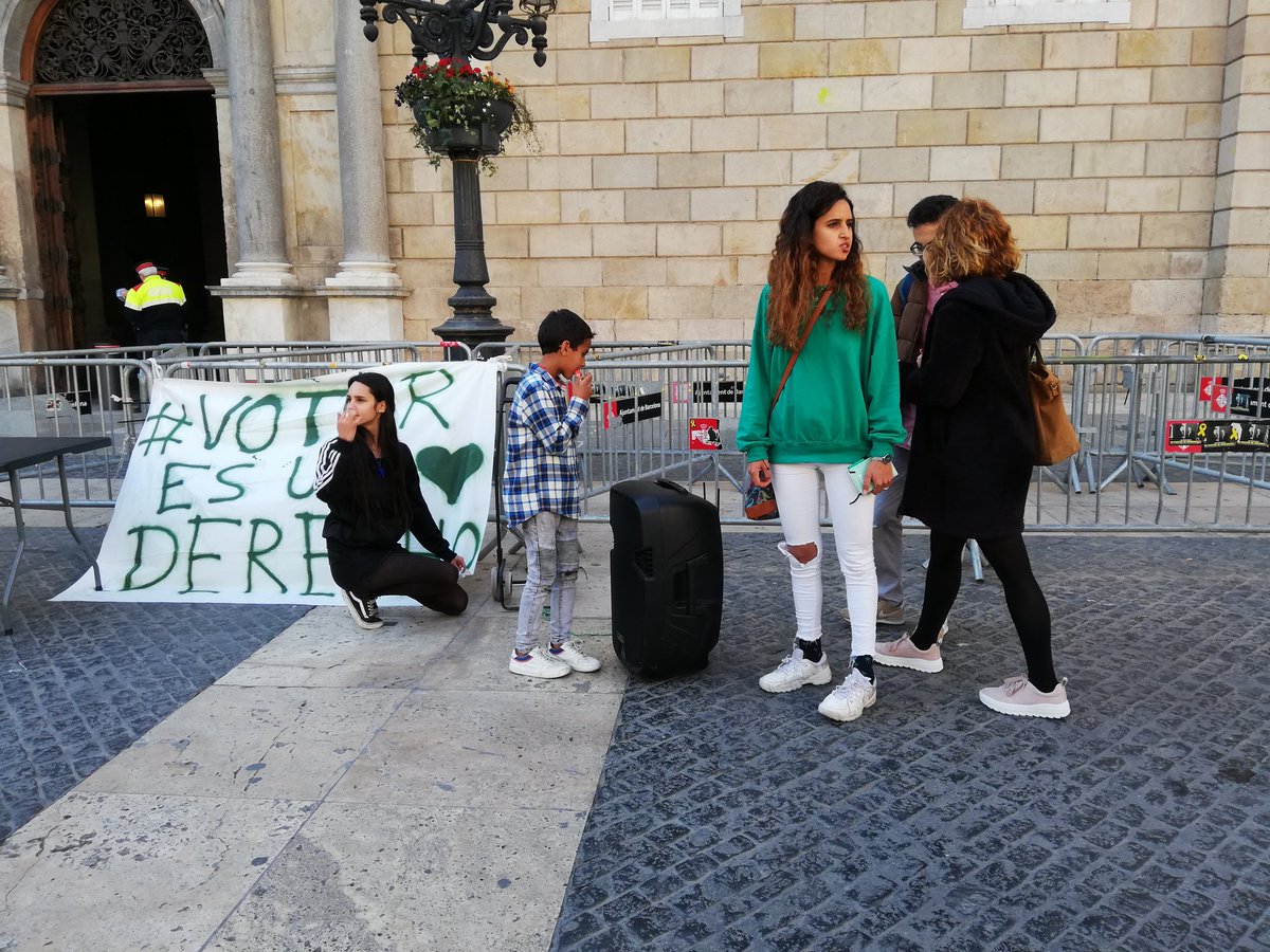ginadrieguez's tweet photo. Amb @_Maria_Dantas_ i @Elisendalamany donant suport a #votaresunderecho #votpertothom reclamant els drets polítics de totes les persones i reclamant la derogació de la llei d'estrangeria. #racismeinstitucional https://t.co/ApagCMrp5V