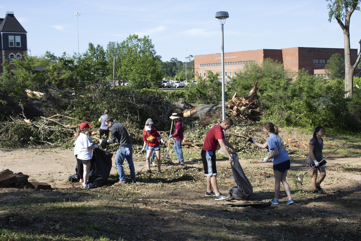 LATechAlumni's tweet photo. .@LATech students and the Ruston community showed up in a big way for the #BiggerEvent! Thank you to all that volunteered! If you would like to help with relief efforts, please donate at https://t.co/2bbtdy07Zs. #BulldogsBounceBack #RustonStrong #EverLoyalBe https://t.co/KMztVZCSBL