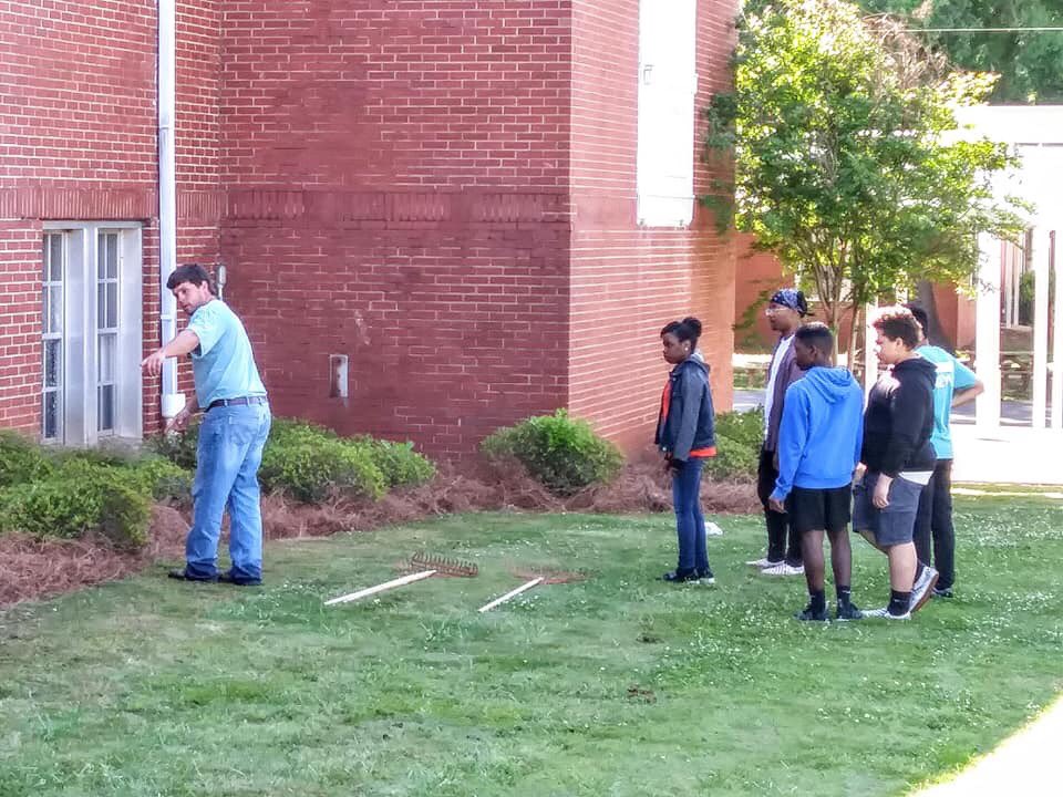 MontevalloHigh's tweet photo. Thank you to Ms. Pastor, Mr. Cottingham, and @MHS__Principal, and our wonderful students for great day of MHS Day of Service and making our school look better! Way to go Everyone! https://t.co/Z6rLt4SaUy