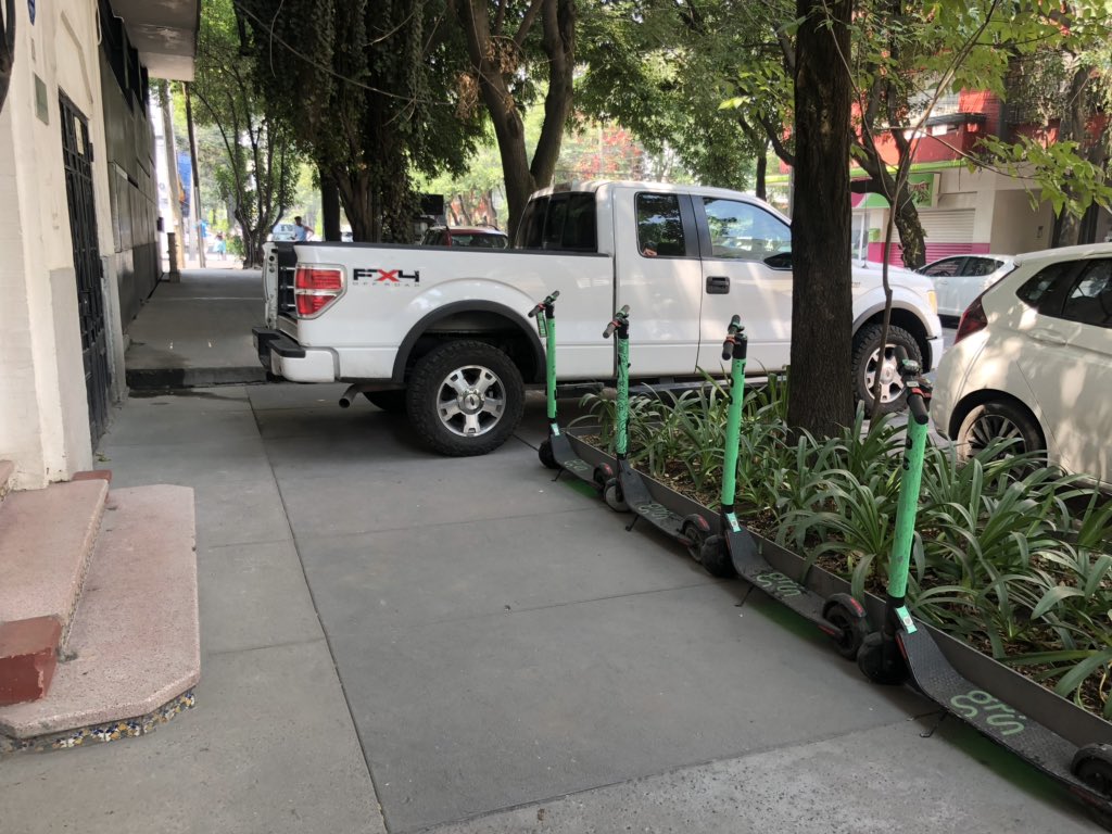 LaRomaDF's tweet photo. ¿Cuál es el verdadero estoborbo en las banquetas? ...

#SíBicicletas 🚲 #SíScooters 🛴 https://t.co/DzIEhhbK9l