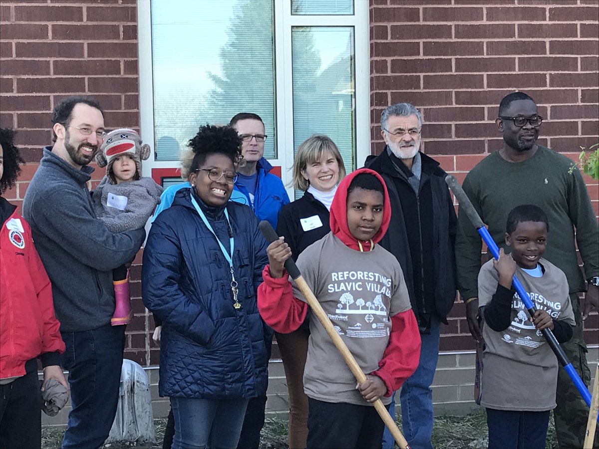 DaveLowery421's tweet photo. Great day to plant trees with @HFandG and the #ClevelandTreeCoalition in @slavicvillage.  #ArborDayCLE #CLEtrees https://t.co/0dRoyqt1DI