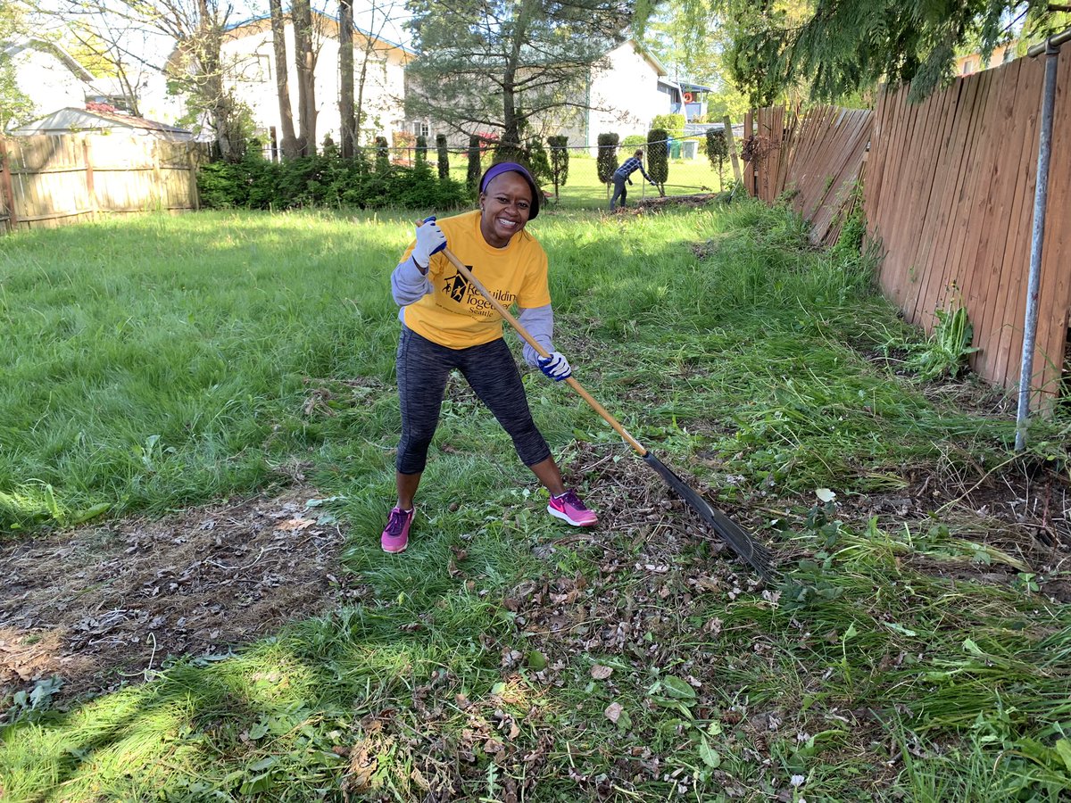 TammyWBZ's tweet photo. We’re up bright and early rebuilding and transforming a family’s home in South Seattle for National Rebuilding Day! @JrLeagueSeattle @RTSeattle @RebldgTogthr #JrLeagueSeattle #RTSeattle #JLS #IAmABuilder #RebuildingMonth https://t.co/xxVVWxyjeq