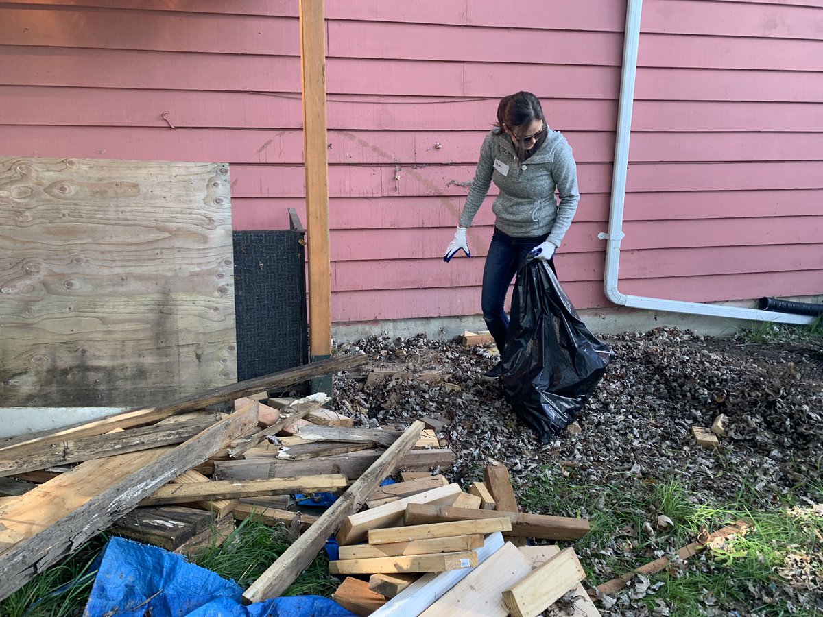 TammyWBZ's tweet photo. We’re up bright and early rebuilding and transforming a family’s home in South Seattle for National Rebuilding Day! @JrLeagueSeattle @RTSeattle @RebldgTogthr #JrLeagueSeattle #RTSeattle #JLS #IAmABuilder #RebuildingMonth https://t.co/xxVVWxyjeq