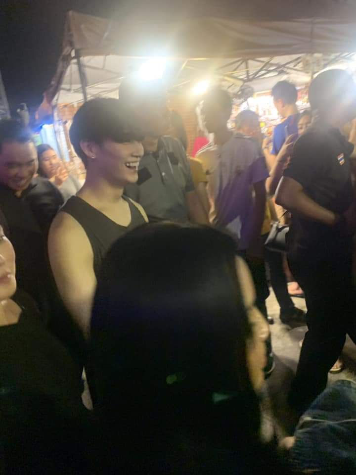 gotseven0907's tweet photo. ยิ้มทีเเดดประเทศไทยที่ว่าร้อนยังไม่เท่าความhotของพี่เเกเลยย🌴❣️🤣🔥🔥🔥🔥😘🤩🔥#Jus2_FOCUSTOURinBANGKOK_Day2 https://t.co/xWakElhZ0v
