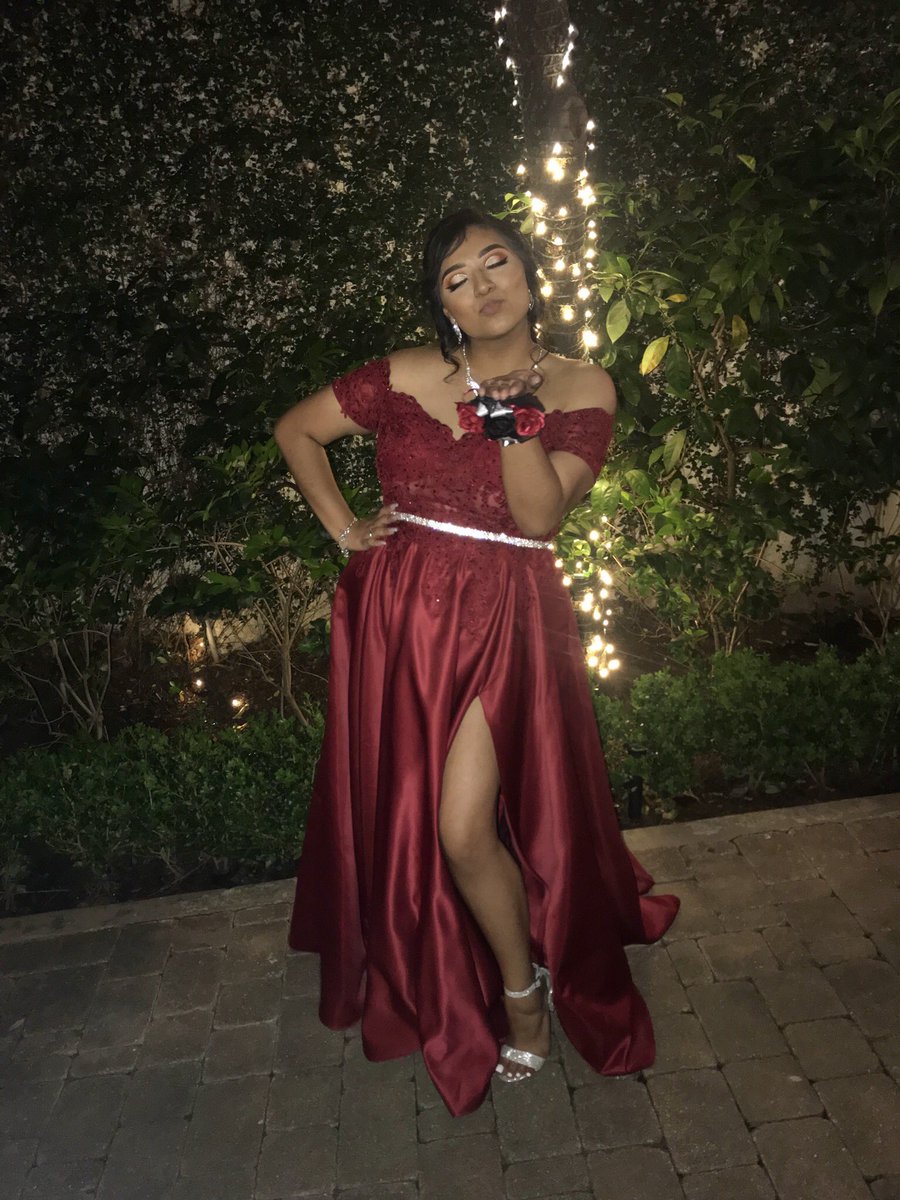 _vanessahdz_'s tweet photo. #Prom2k19 ✨💓 https://t.co/btfFHcshAy
