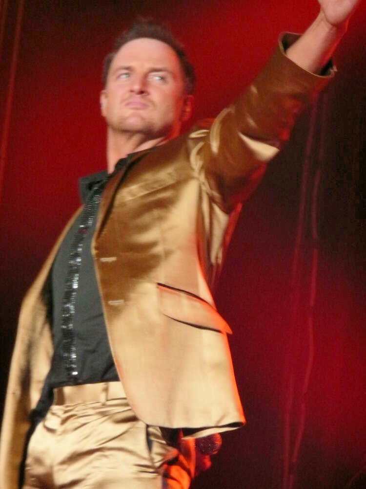 MikeysBZAngels's tweet photo. Looking dazzling in your gold suit @MRMIKEYGRAHAM! Another great shot by @XxX_EMMA_XxX taken on the Better Tour 😊 #mikeygraham #mikeysbzangels #boyzone #bettertour #bz25 #bz25memories https://t.co/sRDqVSXh4p