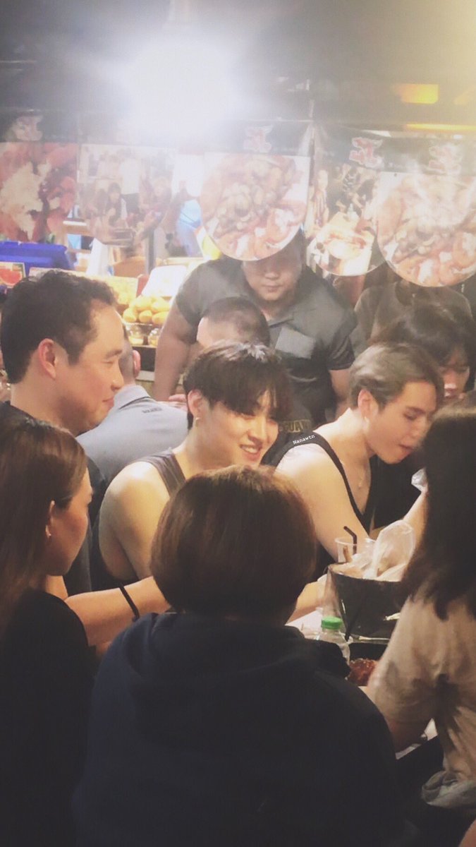 KaNatthakun's tweet photo. กินไปยิ้มไปเดินไปยิ้มไปมีความสุขใช่มั๊ย เห็นพี่เที่ยวไทยละสนุกแบบนี้เราก็ดีใจแล้ว  #Jus2_FOCUSTOURinBANGKOK_Day2  #BBMAsTopSociaI GOT7 @GOT7Official https://t.co/ixTorUwvTH