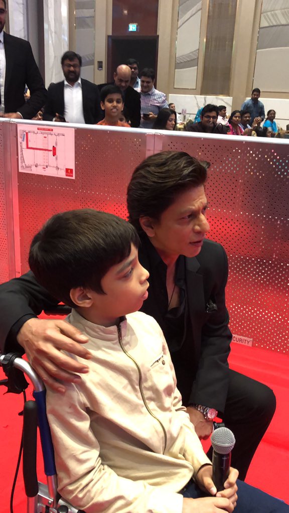 sheetaljoshi05's tweet photo. @Fatima_Martin @MalavikaVaradan @iamsrk This was THE moment for Abdullah @iamsrk thanks for giving a memory of life time Abdullah and me https://t.co/hp5EpSidfo