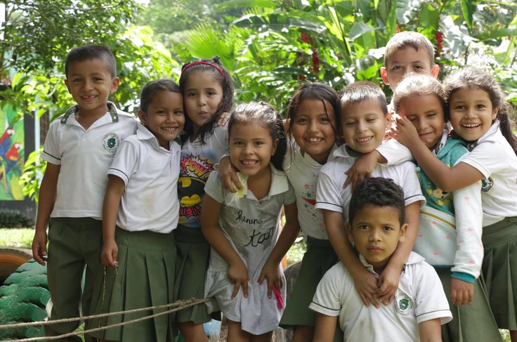 PazyAprende's tweet photo. En #ConPazAprendemosMás vinculamos esfuerzos de padres de familia, docentes, colegios, Instituciones del gobierno y lo más importante, el compromiso de 62.000 niños de #Chocó y #Putumayo para obtener una mejor calidad educativa #DiaDelNiño Mas información https://t.co/P9GbGez61c. https://t.co/zlJ5iUJBGp