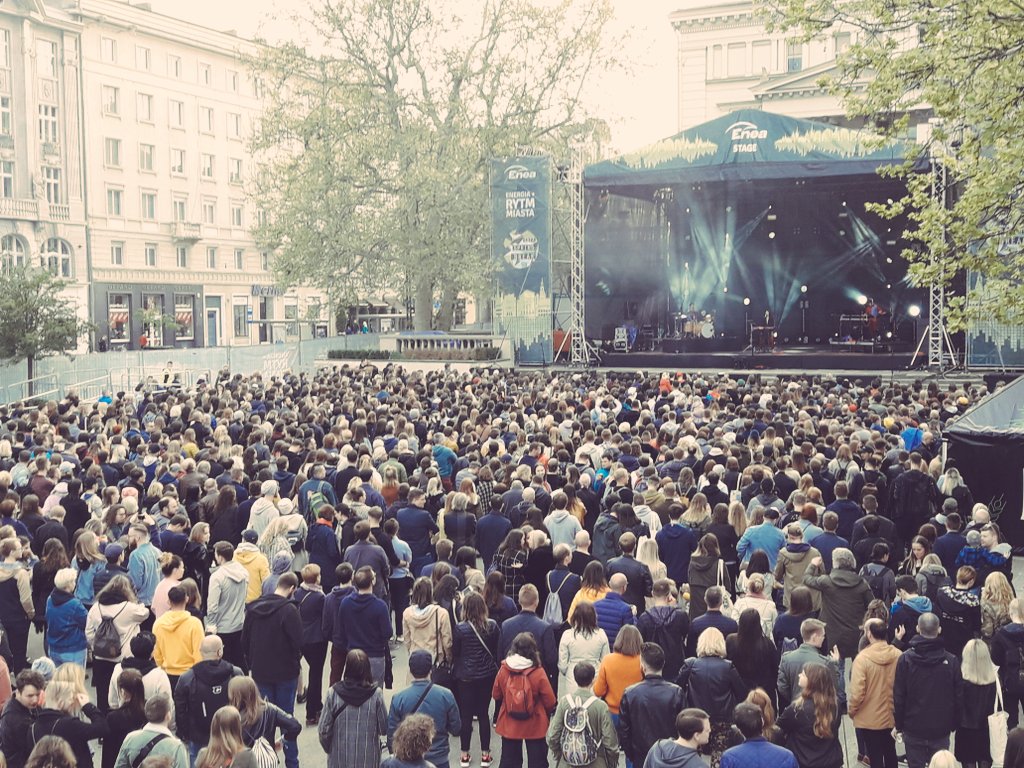 Grupa_Enea's tweet photo. Czas na kulminację #EneaSpringBreak 🎵💪🎸 Dzień trzeci, na #EneaStage jedyni i niepowtarzalni @Dumplings_the 😎 #Poznań wita gorąco 🔥 #DodajemyEnergii #Enea ⚡ https://t.co/8T7D6UmvHb