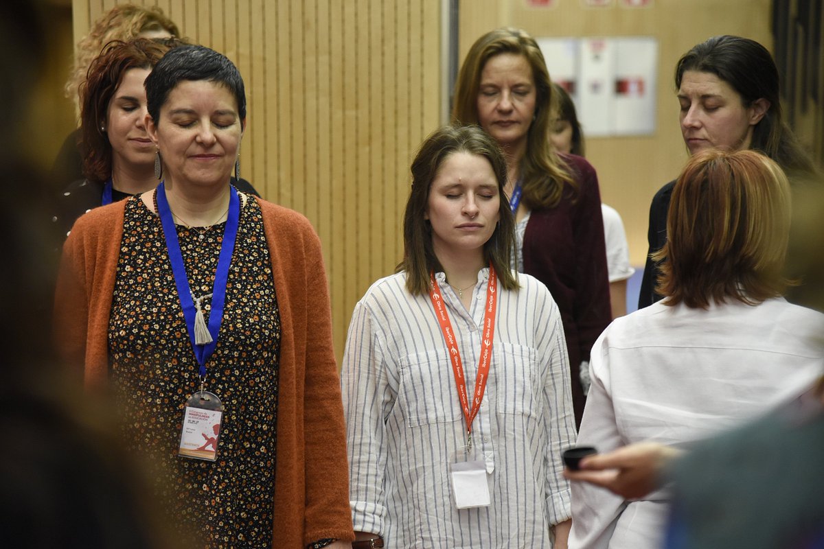 MindfulCompas's tweet photo. La tarde transcurre en el #CongresoMindfulness entre la amabilidad en el aula con Carlos García-Rubio y @TeoLunaJarillo, las enseñanzas de las Escuelas Despiertas de Pilar Aguilera y el taller de Julieta Galante ¡El #Mindfulness está cada vez más presente en la escuela! https://t.co/KMoHJ7os2o