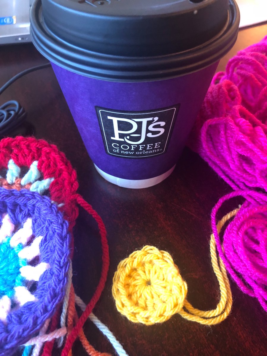 coffeegirl_77's tweet image. Making #flowers for 2 more #crochetcurtains 😊☕️🌸 #pjscoffee #crochet #coffeetime #workspace