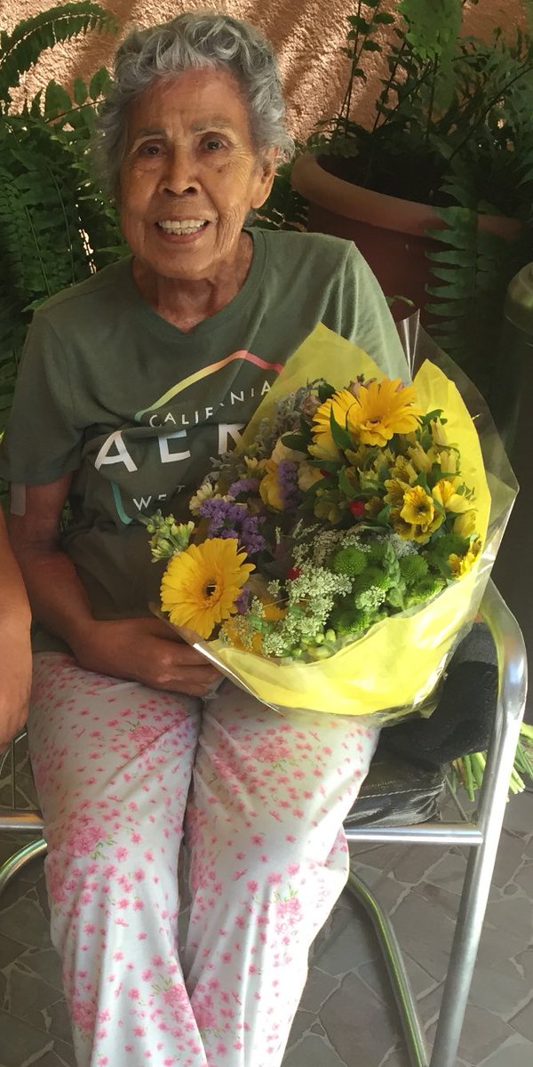 Hoy cumple 86 años mi amá. Maestra formadora de cientos de maestros en la Escuela Normal de El Quinto, de los cuales dice está muy orgullosa. 
Estamos de fiesta en la casa.