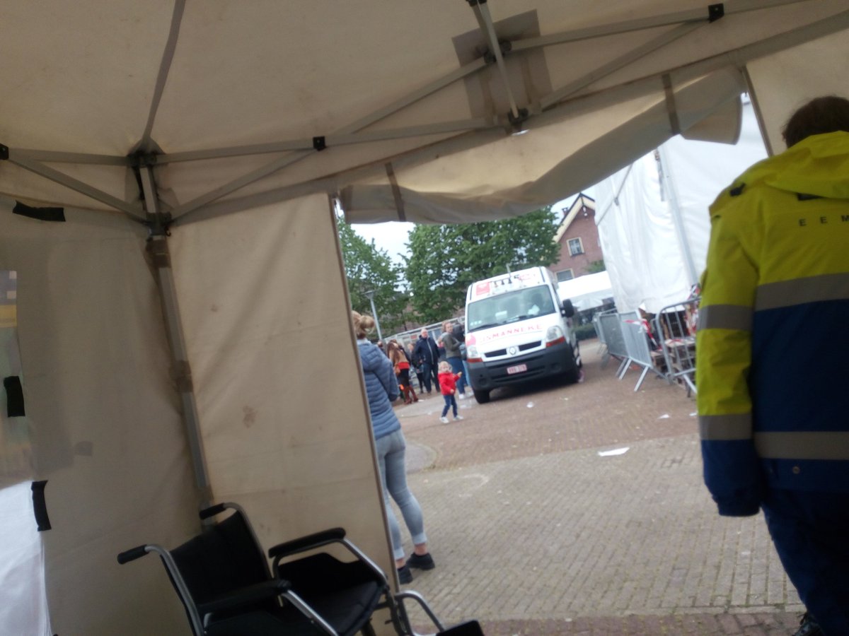 DijkhuizenRe's tweet photo. Mooie, regenachtige ehbodienst achter de rug in Eemnes
#DMVEHBO #EHBOEemnes #Koningsdag https://t.co/1JbxamuSm8