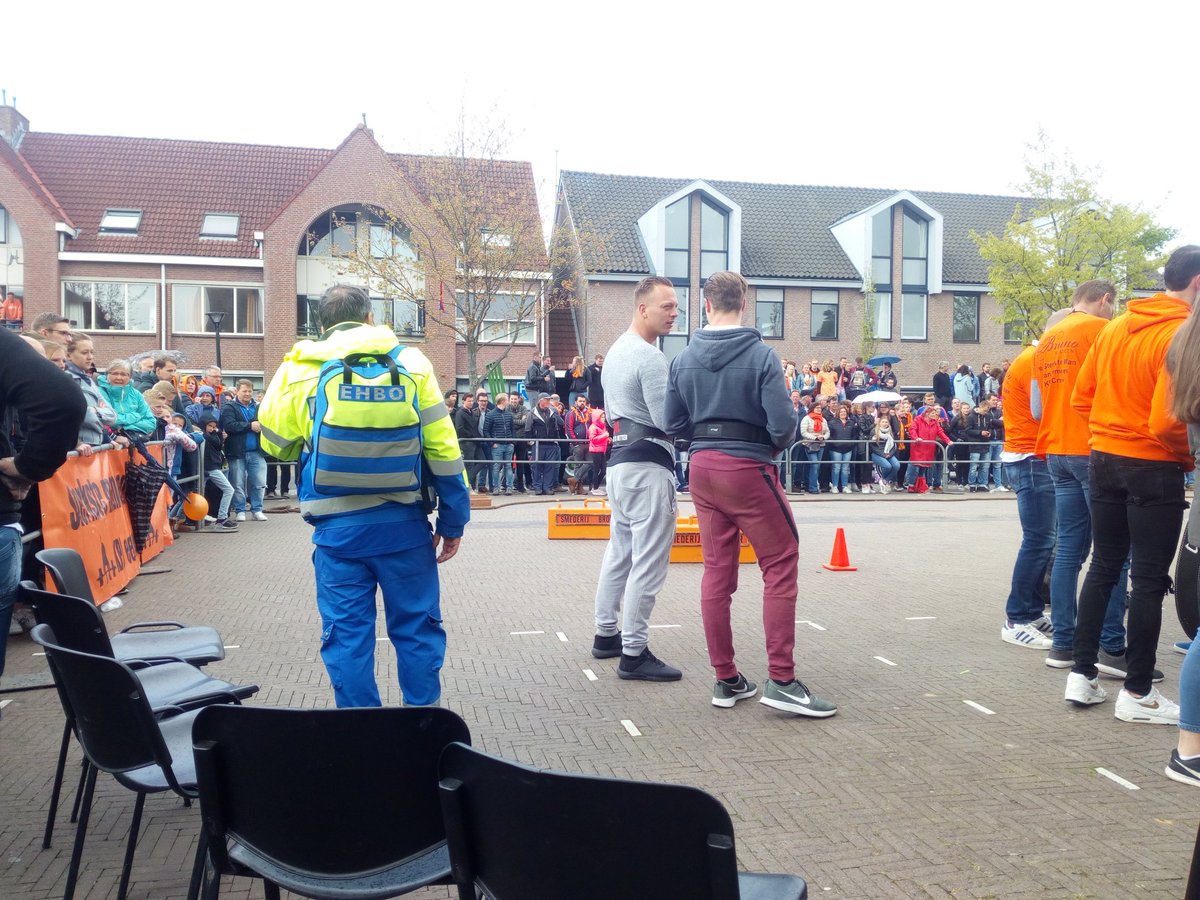 DijkhuizenRe's tweet photo. Mooie, regenachtige ehbodienst achter de rug in Eemnes
#DMVEHBO #EHBOEemnes #Koningsdag https://t.co/1JbxamuSm8