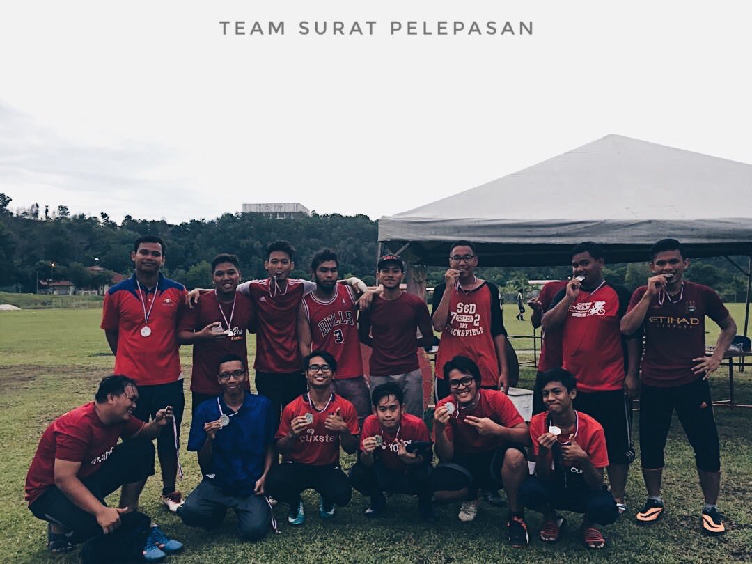 aimndniall's tweet photo. Tahniah geng walaupun niat sekadar nak lari dari talk subjek entrepreneur untuk dapat surat pelepasan, dapat jugak kita merasa medal hahahaha. Keep calm dan enjoy setiap game kahkahkah. #maqas #fpqs #usim https://t.co/hDoH2o5Jb0