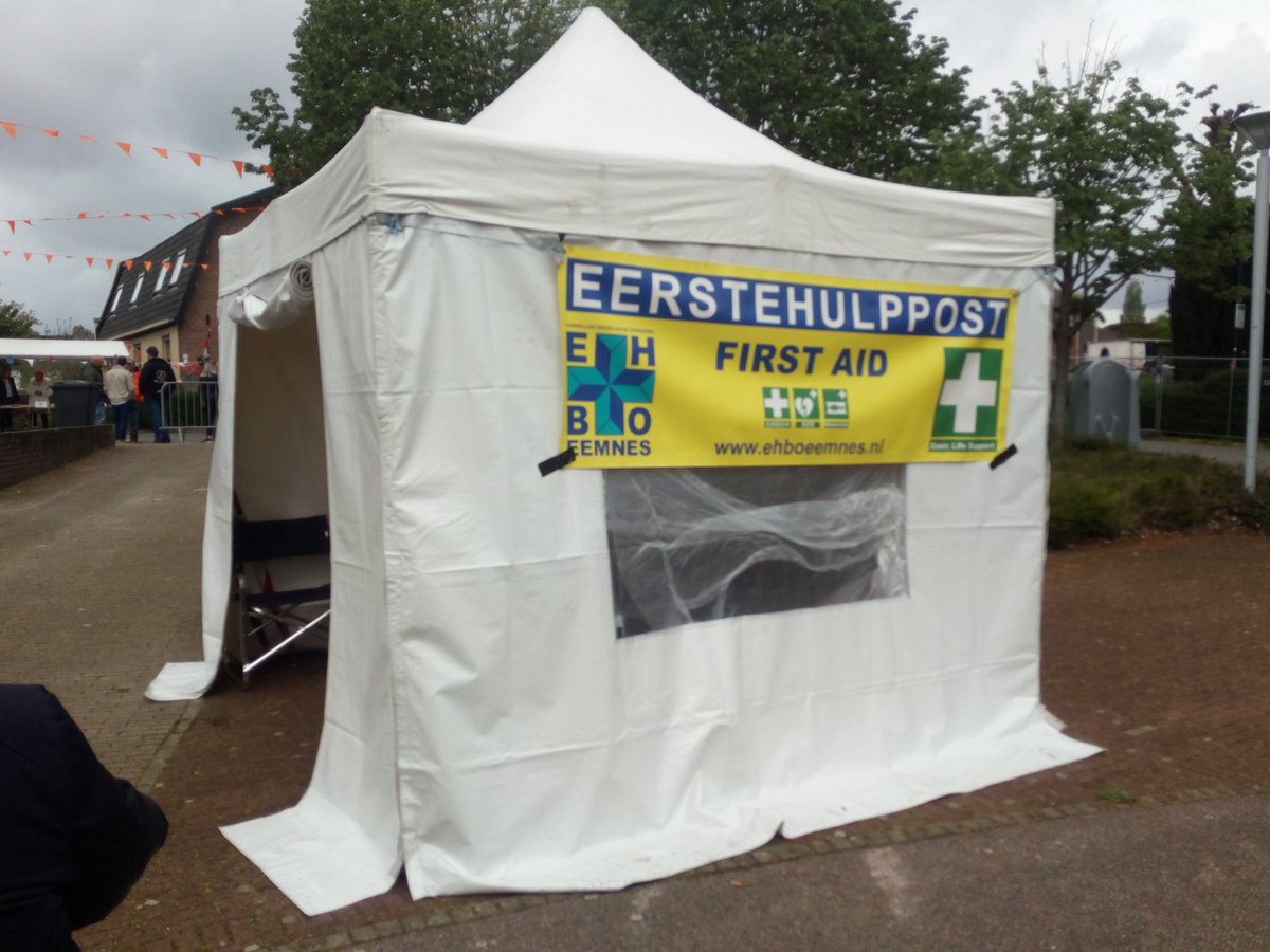 DijkhuizenRe's tweet photo. Mooie, regenachtige ehbodienst achter de rug in Eemnes
#DMVEHBO #EHBOEemnes #Koningsdag https://t.co/1JbxamuSm8