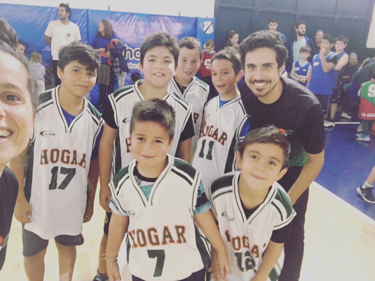 Antotaran's tweet photo. 90 años @ClubMeridianoV 🥳 presente con @hogarsocialok 🙌🏼. Linda mañana 💚 #escueladebasquet 🏀 #losmaspeques 💪🏼 #laprofemas😁 https://t.co/aIkJWii4dj