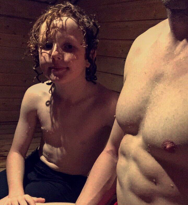 GutoCrompton's tweet photo. Gwil yn joio yn y Sauna #hunterlodge https://t.co/AaW7NhBBkO