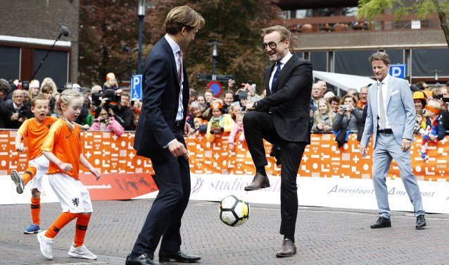 BarneveldseKrnt's tweet photo. Barnevelds talent voetbalt met prinsen in Amersfoort BARNEVELD Voor Tijme Scheele (links op de foto, met de blauwe schoenen) uit Barneveld was het een extra bijzondere Koningsdag. Hij mocht in Amersfoort een potje voetballen met de... https://t.co/LiHi1Ctitq https://t.co/KeRyL81zkt