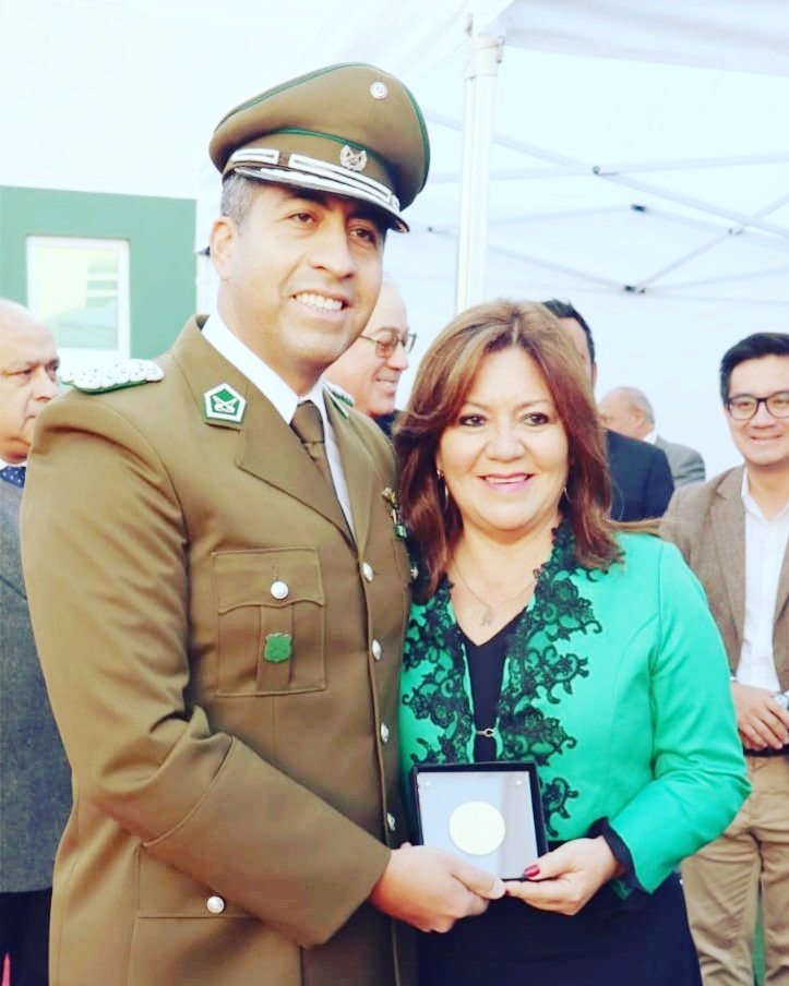 Nora_Cuevas's tweet photo. Feliz #Cumpleaños @Carabdechile 92 años de vida sirviendo al país 🇨🇱
@SanBernardocl los saluda con cariño. https://t.co/NGa2EZTz6G