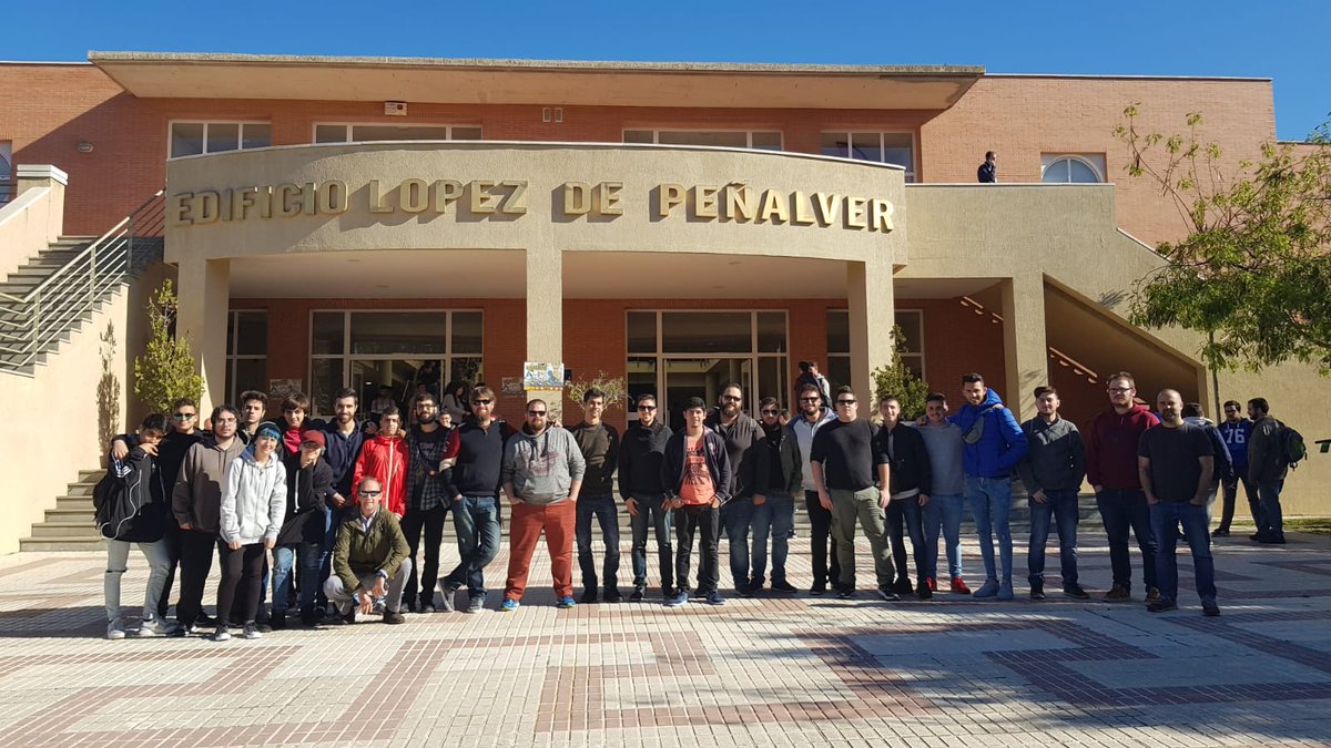 iesheliopolis's tweet photo. Alumnado de los Ciclos de #Electrónica y  #EnergíasRenovables en #Málaga.
@malakabot representa una oportunidad inigualable para fijar, reforzar y ampliar los tópicos tratados en el aula.
Ahí ha estado el Heliópolis.

#40AñosHeliópolis
(Imagen: Profesor Reyes Serrano) https://t.co/7qcHtIzWFj