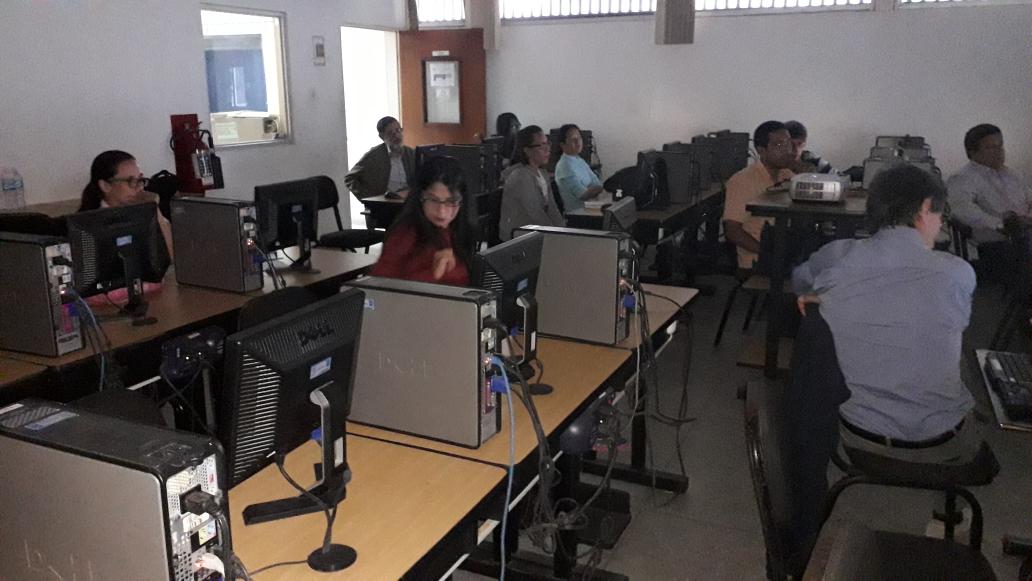 sketa0's tweet photo. En el curso Redes sociales y acción sindical, en #Valencia, #UC, con #IDEGES y #APUC
Hoy, aprendiendo el uso del portal de internet YouTube para el trabajo sindical y gremial.
@FAPUV ¡PRESENTE! https://t.co/8qAZhN5CG2