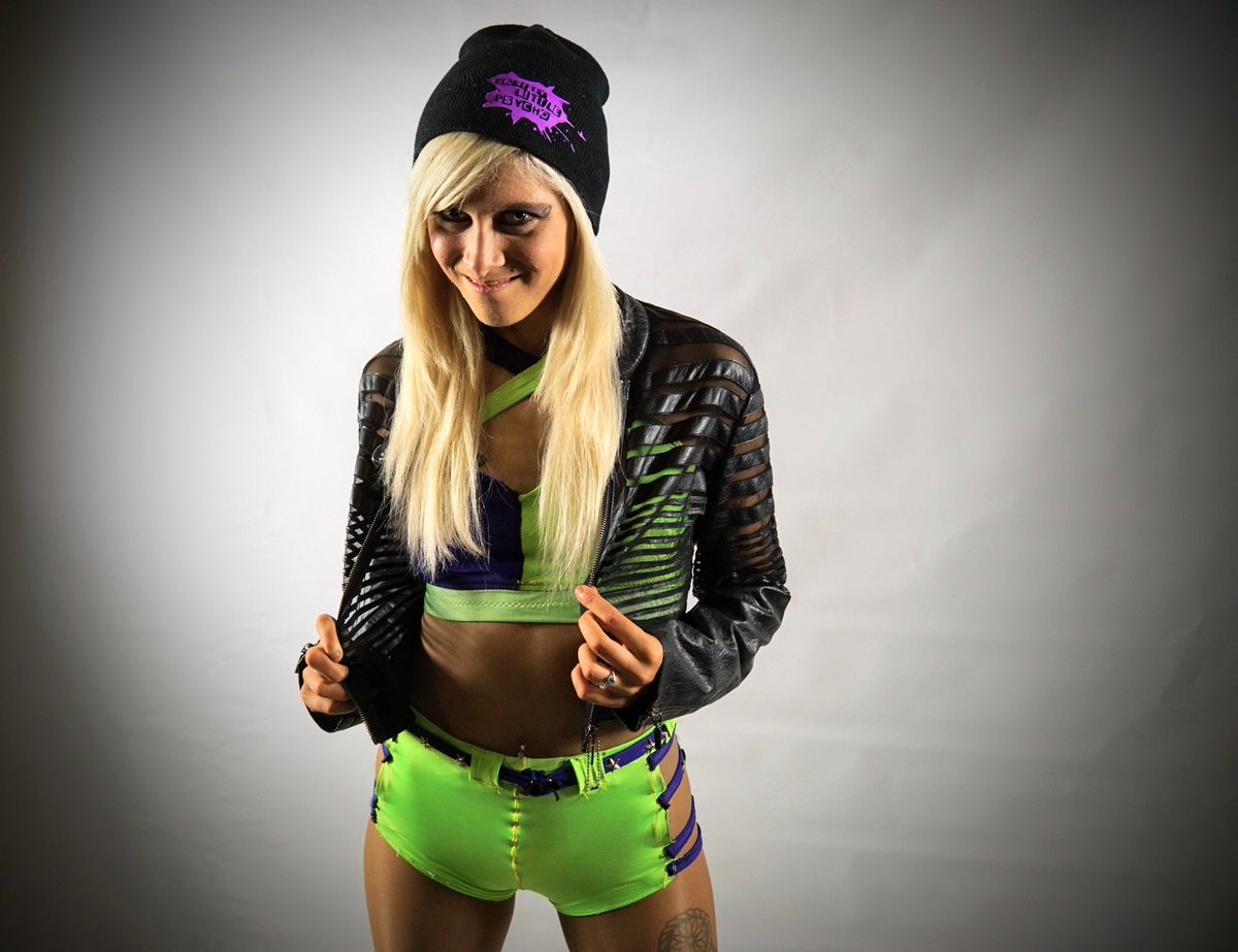 ShawnaReed93's tweet photo. #PrettyLittlePsycho #HawkArmy #5MW #StubbornAngel #FGW #JacketAdventures https://t.co/cWpLtajcZZ